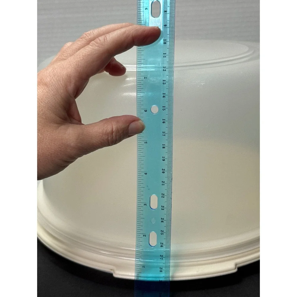 Rubbermaid Servin Saver Vintage Cake Taker Carrier Almond White 12 Inch 6.5 High